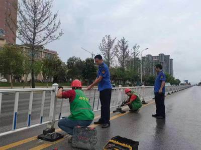 中方縣城管執法局及時維修破損護欄保障居民出行安全